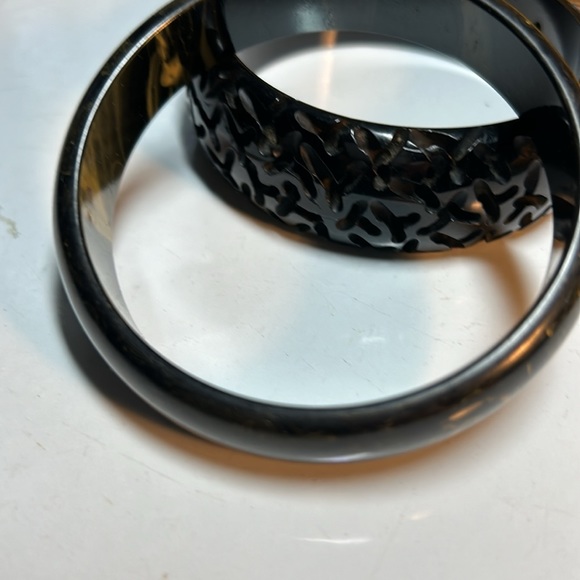 Box full of Vintage Bakelite Jewelry - Picture 12 of 15